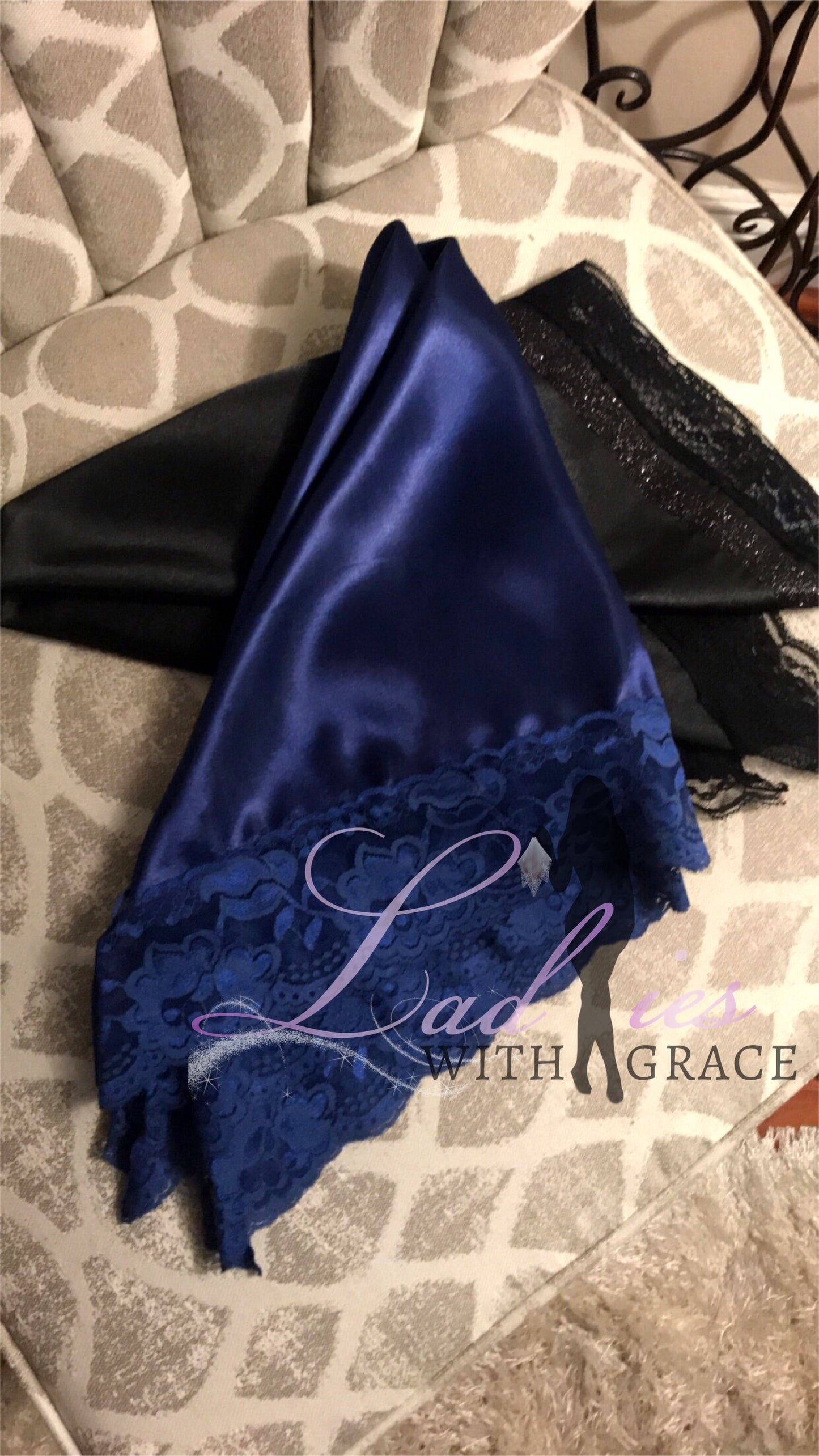 LADIES WITH GRACE LAP SCARF