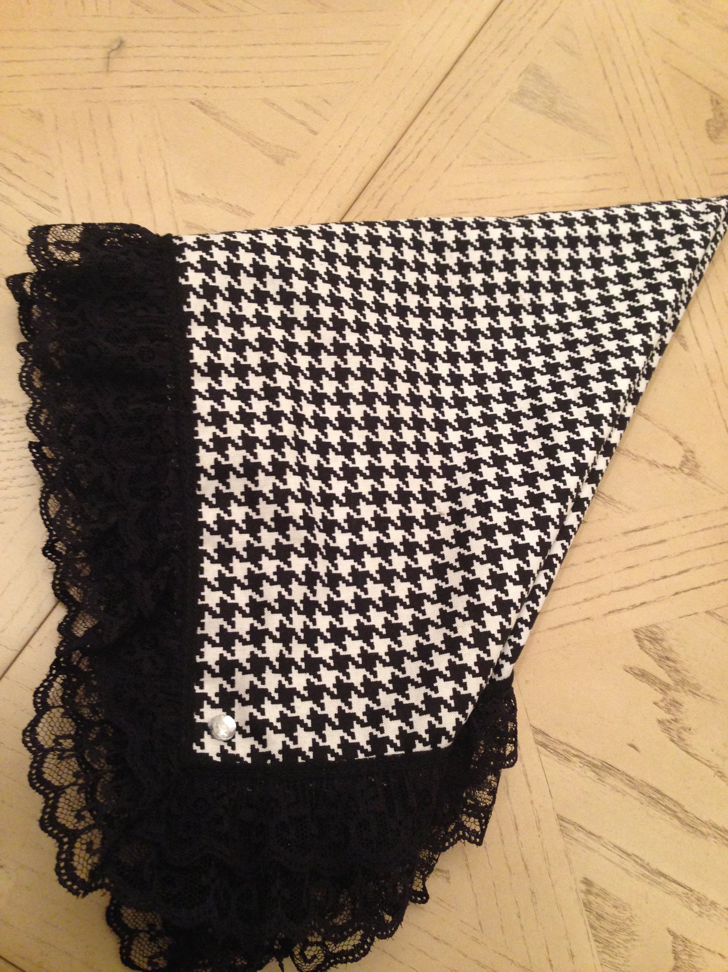 LADIES WITH GRACE LAP SCARF